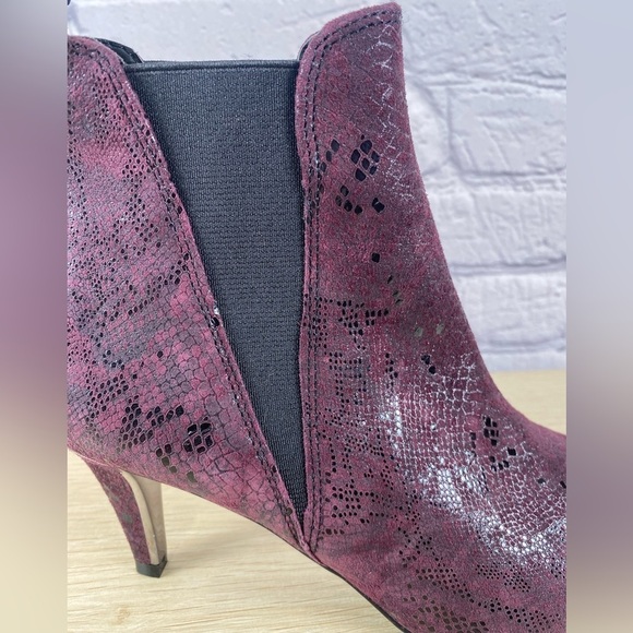 DKNY Purple Pink Modern Snakeskin Booties size 6 Stiletto Heel Ankle Boots NEW - Picture 4 of 11
